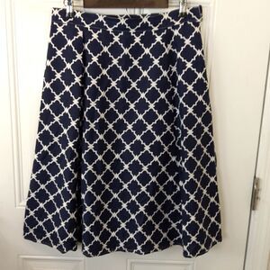 (3/$20) Appraisal blue and white fully lined skirt with elastic on sides.